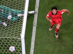 Korea meningkatkan intensitas serangan pada babak kedua dan berhasil menyamakan skor melalui sepasang gol Cho Gue-sung di menit ke-58 dan 61. Skor 2-2.