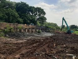 Segera Bangun Turap, Alat Berat Mulai Keruk Kali Angke Kembangan Utara