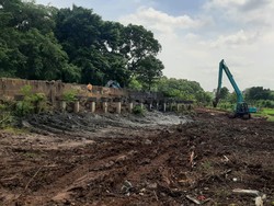 Segera Bangun Turap, Alat Berat Mulai Keruk Kali Angke Kembangan Utara