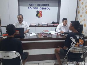 Keluarga Pelajar Perempuan yang Hilang Sempat Emosi Saat Ikut Penggerebekan Keluarga Pelajar Perempuan yang Hilang Sempat Emosi Saat Ikut Penggerebekan