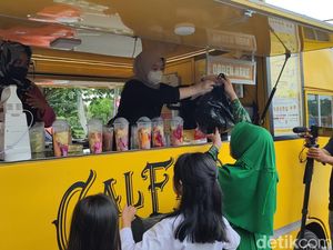 Jajan ala Food Truck Bisa Bayar Pakai Botol Bekas di Ciamis