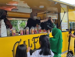 Jajan ala Food Truck Bisa Bayar Pakai Botol Bekas di Ciamis