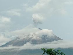 Gunung Semeru Erupsi 2 Kali Pagi Ini, Semburkan Abu 600 dan 1.000 Meter