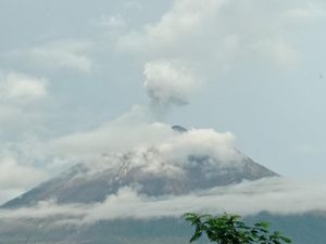 Gunung Semeru Erupsi 2 Kali Pagi Ini, Semburkan Abu 600 dan 1.000 Meter Gunung Semeru Erupsi 2 Kali Pagi Ini, Semburkan Abu 600 dan 1.000 Meter