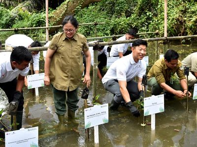 Hijaukan Bumi dengan Tanam 32 Ribu Pohon