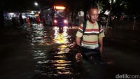 Hujan Deras, Jalan di Pesanggrahan Jaksel Terputus Akibat Banjir