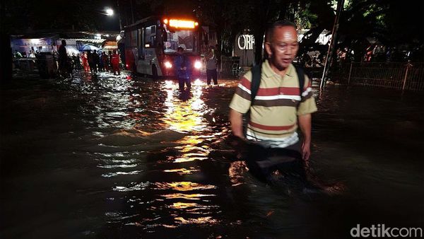 Hujan Deras, Jalan di Pesanggrahan Jaksel Terputus Akibat Banjir