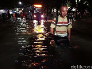 Hujan Deras, Jalan di Pesanggrahan Jaksel Terputus Akibat Banjir