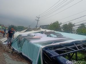 Kesaksian Warga Sidoarjo Lihat Angin Kencang Robohkan Baliho Timpa Motor-Mobil