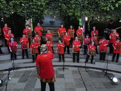 Puluhan Pengidap Down Syndrome Tampil Apik Mainkan Angklung!