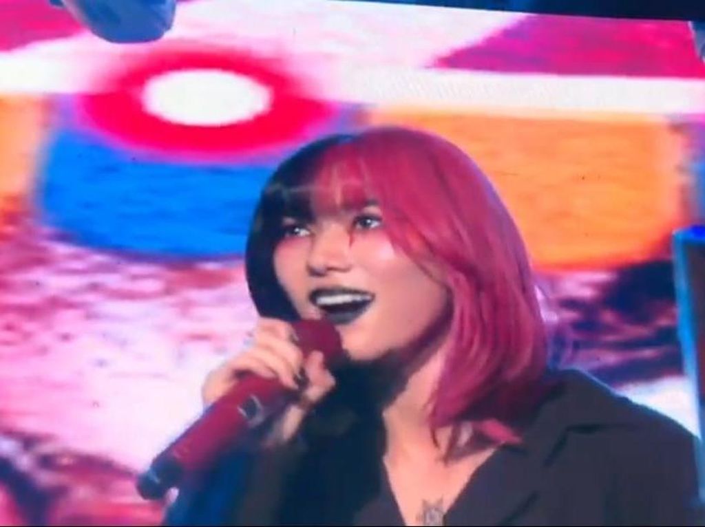 Isyana Sarasvati Tampil Ngerock di Soundrenaline 2022 Isyana Sarasvati Tampil Ngerock di Soundrenaline 2022