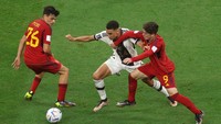 Ketiganya kerap berhadapan langsung karena sama-sama beroperasi di area tengah. Mereka diperkirakan akan menjadi tulang punggung timnas Jerman dan Spanyol di masa depan. (Foto: Getty Images/Lars Baron)