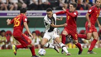 Jerman kemudian bertemu rivalnya di Eropa, Spanyol, pada laga kedua. Jawara Piala Dunia empat kali itu menghindari kekalahan lewat gol menit akhir Niclas Fullkrug yang memaksa duel berakhir imbang 1-1. Hasil imbang itu membawa Jerman ke posisi buncit lantaran di laga lain Kosta Rika menang 1-0 atas Jepang. Jerman menjalani laga hidup-mati kontra Kosta Rika pada pertandingan pamungkas Grup E. Getty Images/DeFodi Images  