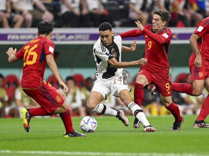 AL KHOR, QATAR - NOVEMBER 27: Pedri of Spain and Jamal Musiala of Germany battle for the ball during the FIFA World Cup Qatar 2022 Group E match between Spain and Germany at Al Bayt Stadium on November 27, 2022 in Al Khor, Qatar. (Photo by Harry Langer/DeFodi Images via Getty Images)