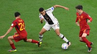 Piala Dunia 2022 menjadi panggung sejumlah wonderkid. Laga Jerman vs Spanyol misalnya, mempertunjukkan duel seru antara Jamal Musiala (Jerman) dan duo Pedri-Gavi (Spanyol). (Foto: AFP via Getty Images/NICOLAS TUCAT)