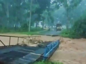 Banjir Putus Satu-satunya Jembatan Desa di Banyuwangi, 6 Kampung Terisolir Banjir Putus Satu-satunya Jembatan Desa di Banyuwangi, 6 Kampung Terisolir