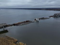 Jembatan di Ukraina Runtuh Kena Serang Rusia