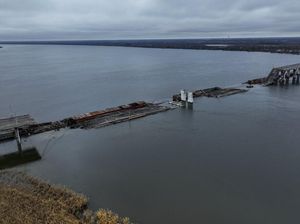 Jembatan di Ukraina Runtuh Kena Serang Rusia
