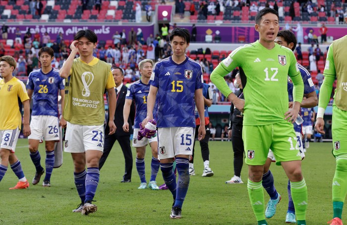 DOHA, QATAR - NOVEMBER 27: Ko Itakura and other Japan players are dispondent after the FIFA World Cup Qatar 2022 Group E match between Japan and Costa Rica at Ahmad Bin Ali Stadium on November 27, 2022 in Doha, Qatar. (Photo by Richard Sellers/Getty Images)