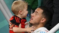 Selain itu sejumlah pemain juga lari ke tribun penonton untuk menghampiri keluarganya. (Getty Images/Clive Mason)