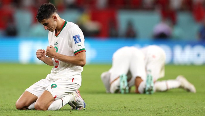 Kalahkan Belgia, Pemain Maroko Sujud Syukur Hingga Cium Kening Ibu DOHA, QATAR - NOVEMBER 27: Nayef Aguerd of Morocco celebrates after the 2-0 win during the FIFA World Cup Qatar 2022 Group F match between Belgium and Morocco at Al Thumama Stadium on November 27, 2022 in Doha, Qatar. (Photo by Elsa/Getty Images)