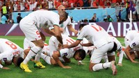 Pemain Maroko langsung sujud di lapangan usai memetik kemenangan. (Getty Images/Buda Mendes)  