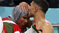 Bek Maroko, Achraf Hakimi, menghampiri ibu nya di bangku penonton. Ia memeluk dan mencium kening sang ibu. (Fadel Senna/AFP/Getty Images)