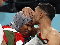 Kalahkan Belgia, Pemain Maroko Sujud Syukur hingga Cium Kening Ibu