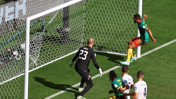 AL WAKRAH, QATAR - NOVEMBER 28:  Jean-Charles Castelleto of Cameroon scores a goal to make it 1-0 during the FIFA World Cup Qatar 2022 Group G match between Cameroon and Serbia at Al Janoub Stadium on November 28, 2022 in Al Wakrah, Qatar. (Photo by Robbie Jay Barratt - AMA/Getty Images)