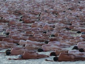 Kampanye Kesadaran tentang Kanker Kulit, Ribuan Orang Foto Telanjang