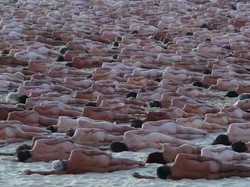 Kampanye Kesadaran tentang Kanker Kulit, Ribuan Orang Foto Telanjang