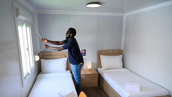 Peti Kemas Jadi Kamar Rp 3,4 Juta/Malam Buat Suporter Piala Dunia