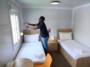 Peti Kemas Jadi Kamar Rp 3,4 Juta/Malam Buat Suporter Piala Dunia