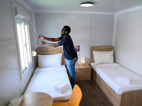 Peti Kemas Jadi Kamar Rp 3,4 Juta/Malam Buat Suporter Piala Dunia