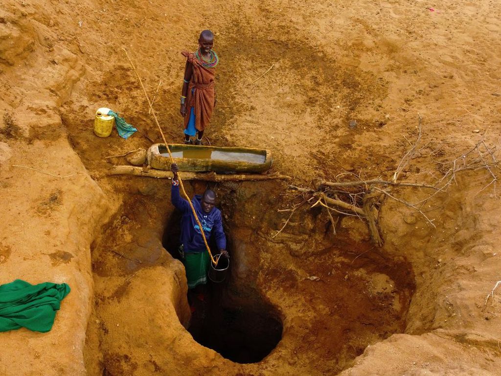 Kekeringan Parah di Kenya, Warga Gali Lubang Untuk Cari Air