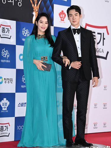 Kim Hye Yoon dan Yoo Yeon Seok di Blue Dragon Film Awards 2022
