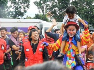 Komeng dan Koplak Hibur Warga Terdampak Gempa Cianjur