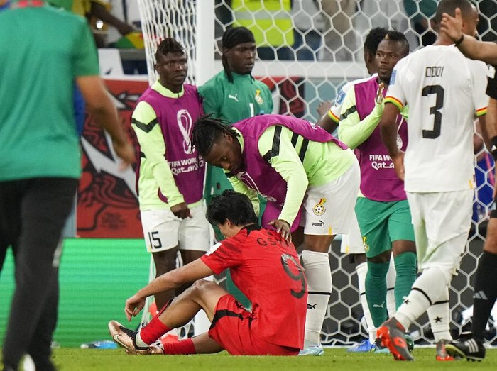 South Korea's Cho Gue-sung is comforted after the World Cup group H soccer match between South Korea and Ghana, at the Education City Stadium in Al Rayyan , Qatar, Monday, Nov. 28, 2022. (AP Photo/Luca Bruno)
