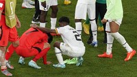 Son Heung-min tertunduk dan pemain Ghana berusaha menenangkannya. (Foto: AP/Ebrahim Noroozi)