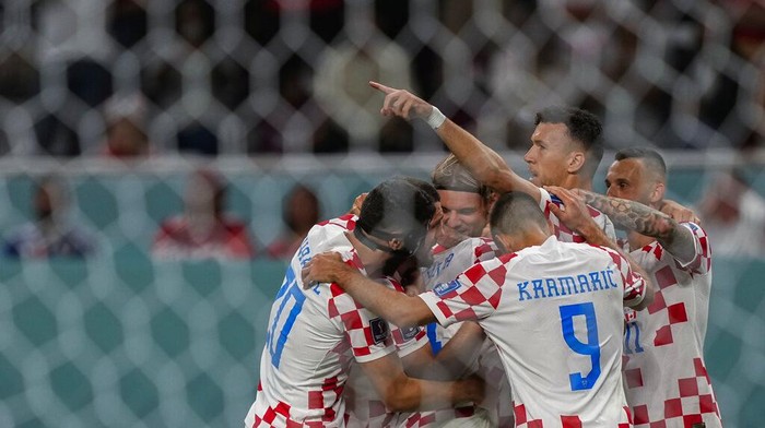 Kramaric Brace, Kroasia Bantai Kanada 4-1 Croatia players celebrate after teammate Marko Livaja scored their side's second goal during the World Cup group F soccer match between Croatia and Canada, at the Khalifa International Stadium in Doha, Qatar, Sunday, Nov. 27, 2022. (AP Photo/Martin Meissner)