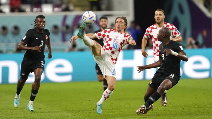 Croatia's Luka Modric fights for the ball with Canada's Kamal Miller during the World Cup group F soccer match between Croatia and Canada, at the Khalifa International Stadium in Doha, Qatar, Sunday, Nov. 27, 2022. (AP Photo/Darko Vojinovic)