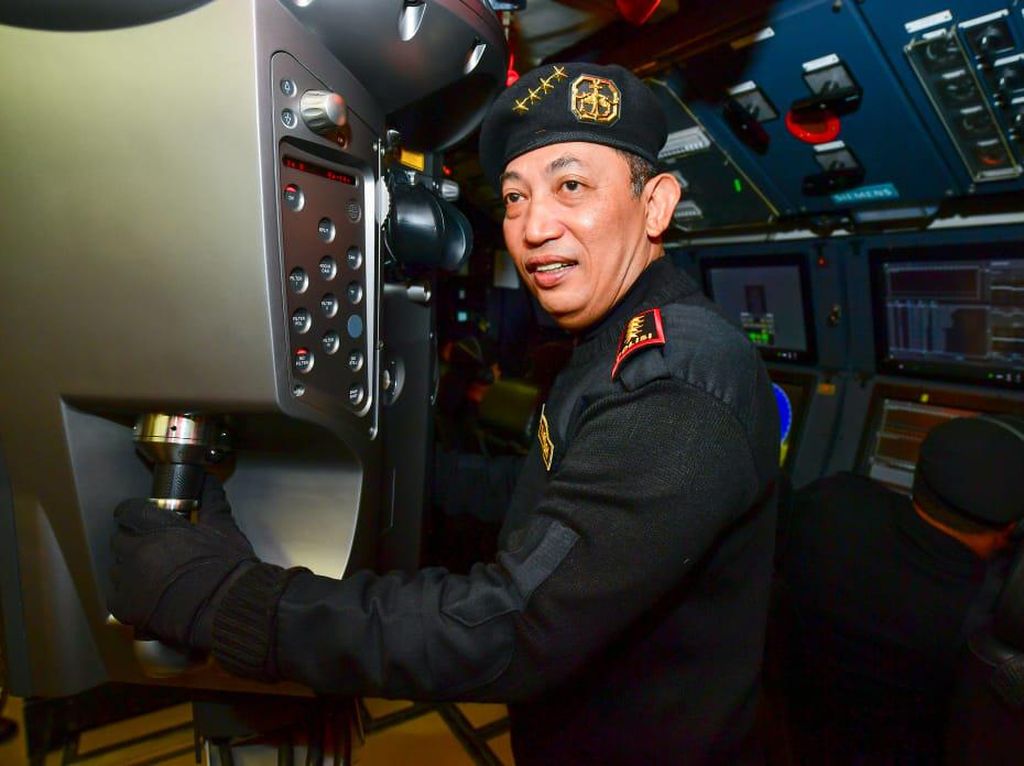 Kapolri Dapat Brevet Hiu Kencana: Sinergitas Jaga Kedaulatan Bangsa Kapolri Dapat Brevet Hiu Kencana: Sinergitas Jaga Kedaulatan Bangsa
