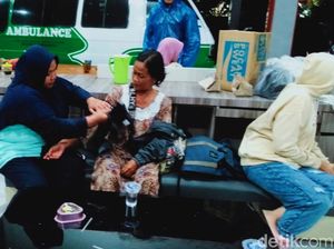 Warga Terdampak Banjir Banyuwangi Dibagikan Makanan-Diperiksa Kesehatan