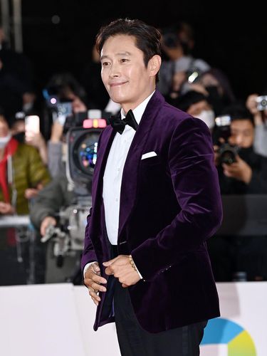 Lee Byung Hun di Blue Dragon Film Awards 2022