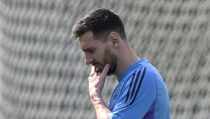 Argentinas forward #10 Lionel Messi gestures during a training session at Qatar University in Doha, on November 27, 2022 ahead of the Qatar 2022 World Cup football tournament match against Poland to be held on November 30. (Photo by JUAN MABROMATA / AFP) (Photo by JUAN MABROMATA/AFP via Getty Images)