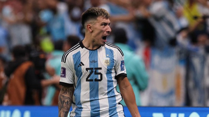 LUSAIL CITY, QATAR - NOVEMBER 26: Lisandro Martínez of Argentina celebrates after Enzo Fernández of Argentina scores to make it 2-0 during the FIFA World Cup Qatar 2022 Group C match between Argentina and Mexico at Lusail Stadium on November 26, 2022 in Lusail City, Qatar. (Photo by Ian MacNicol/Getty Images)