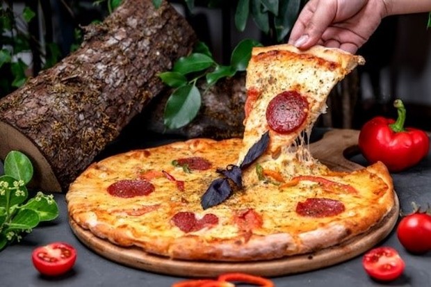 Makanan cepat saji mengandung banyak lemak yang dapat membuat penuaan pada wajah