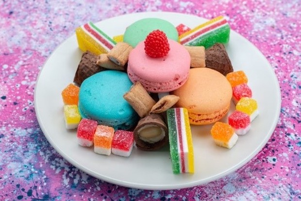 Makanan manis yang dikonsumsi berlebihan bisa membuat kulit kekurangan elastisitasnya