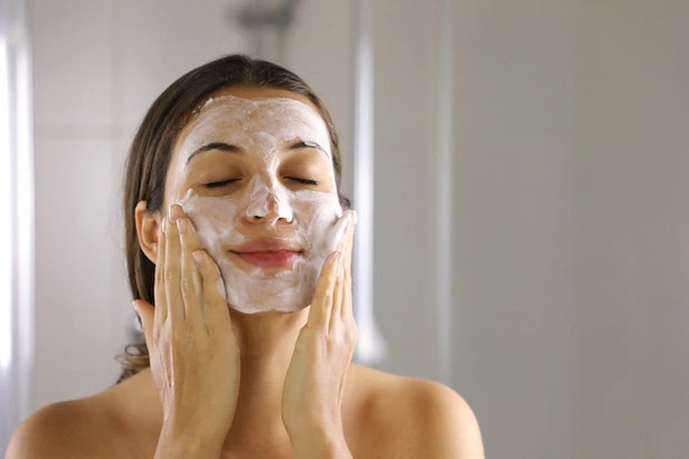 Membersihkan wajah menggunakan metode dry cleansing/Foto: Freepik/Sergio_Pulp membersihkan wajah