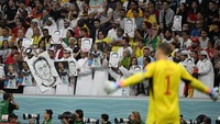 Foto dan gambar Oezil itu memenuhi salah satu tribun Stadion Al Bayt. (Foto: AFP via Getty Images/INA FASSBENDER)